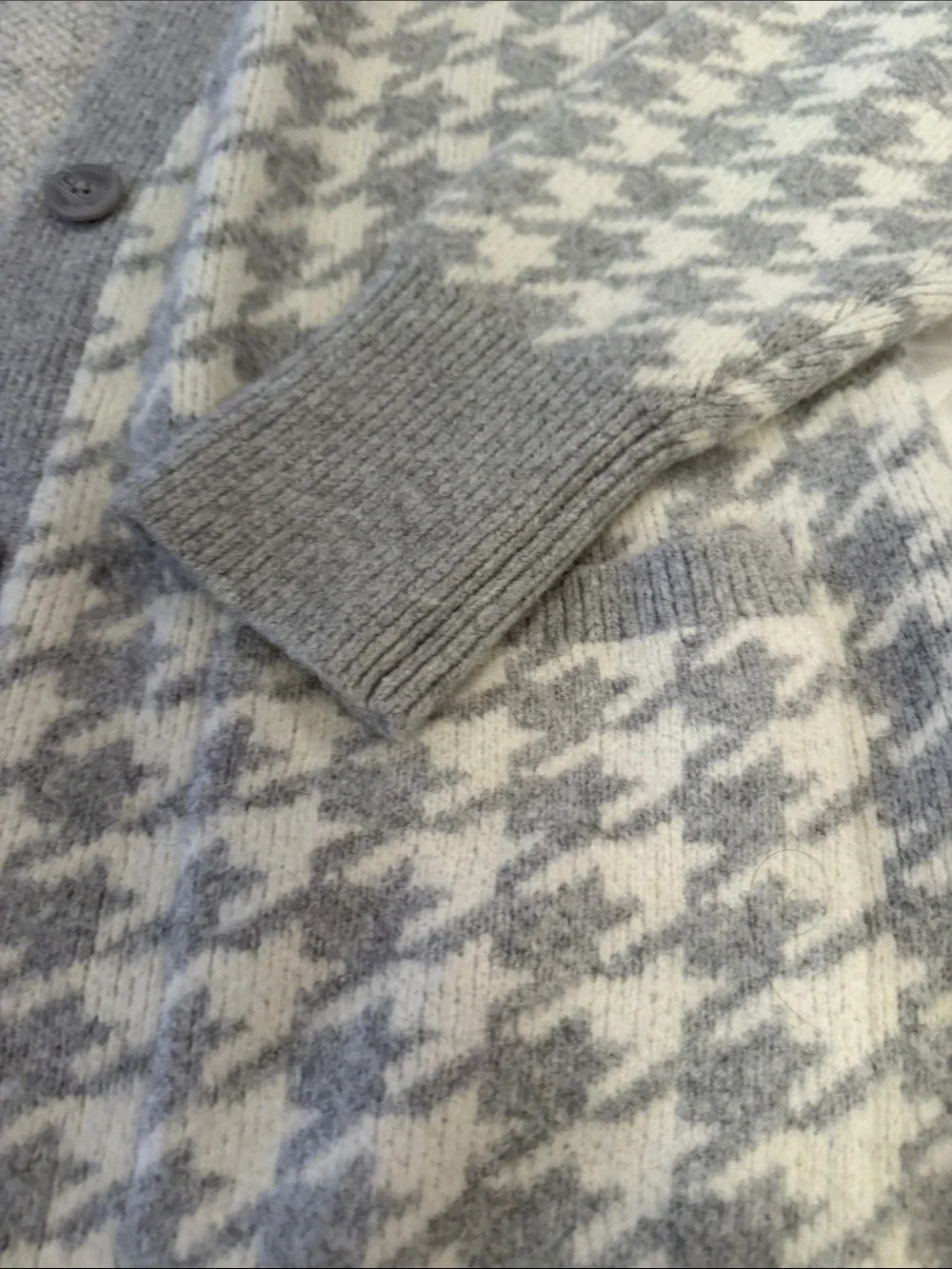 Abercrombie & Fitch Gray and Cream Houndstooth Button Cardigan - Picture 3 of 5